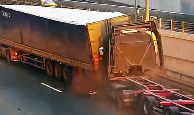  Камеры запечатлели момент массового ДТП на МКАД