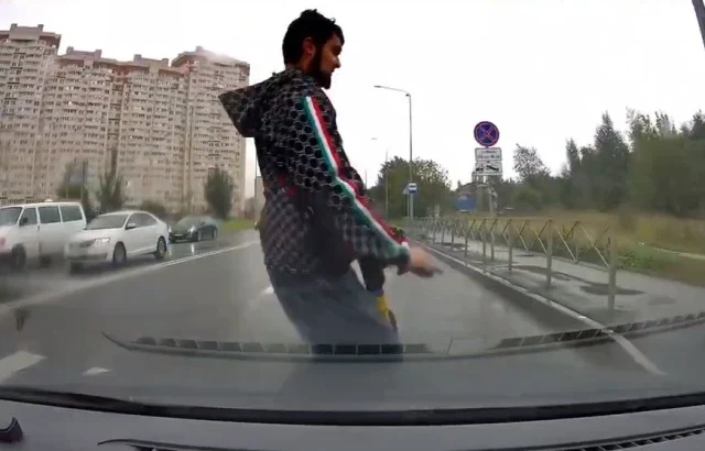  Кто виноват? В Петербурге автомобиль сбил самокатчика
