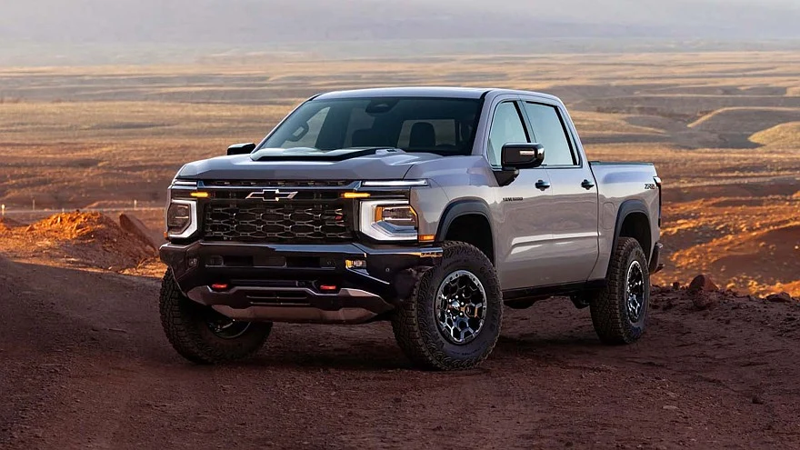 На фото: новый Chevrolet Silverado ZR2