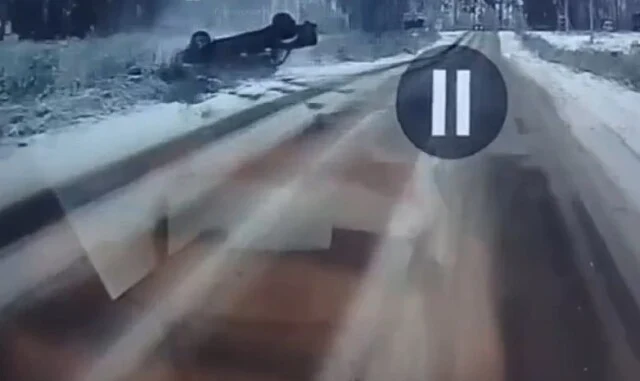  «На ходу внезапно включился ручной тормоз»: китайский автомобиль перевернулся под Нижним Новгоро