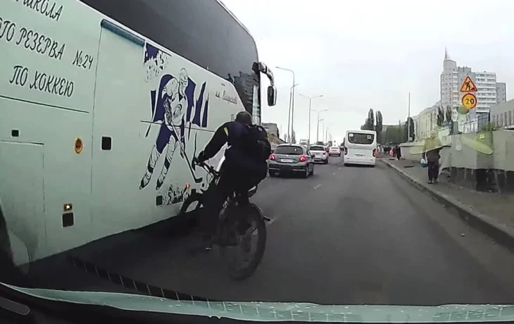  Велосипедист столкнулся с автобусом и погиб на улице Остужева в Воронеже