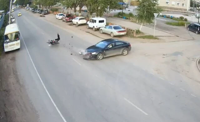  «Пролетел несколько метров»: автомобиль и мотоцикл столкнулись на перекрестке в Усть-Куте