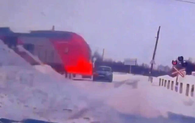  Mitsubishi столкнулся с поездом в Тверской области: погибли водитель и пассажирка