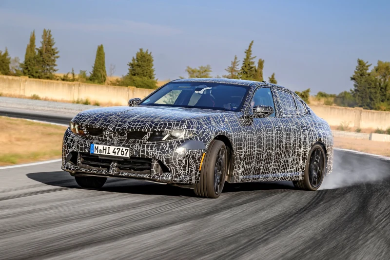 Новая бензиновая &laquo;трёшка&raquo; BMW готовится к премьере: дрифт-режим и дизайн в стиле i3