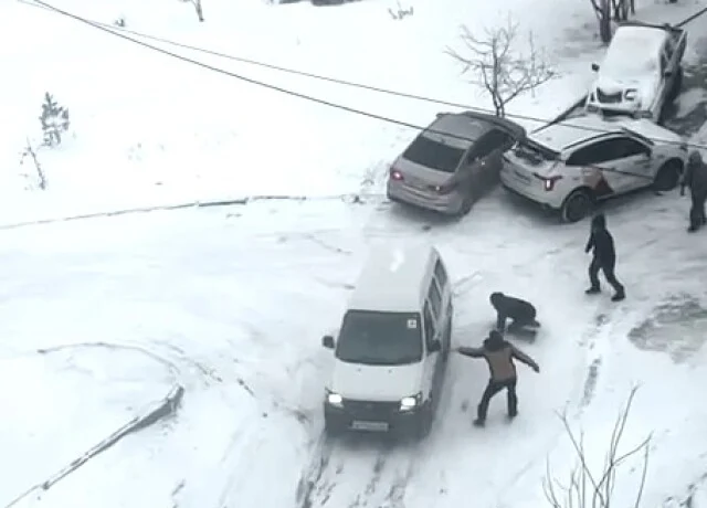  День жестянщика в Иркутске: несколько автомобилей не смогли забраться в гору и столкнулись