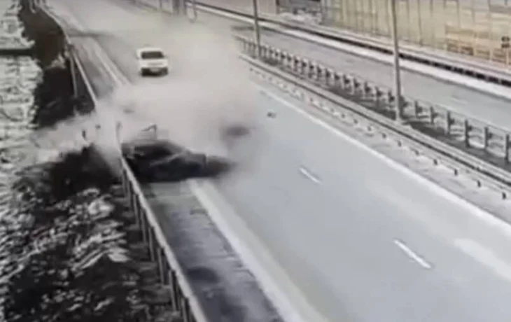  Момент ДТП на трассе М-11 «Нева»: BMW двигался с большой скоростью и врезался в ограждение