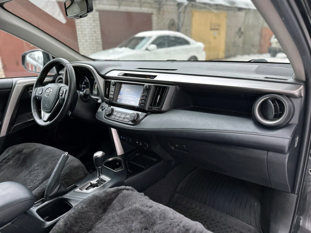 «Надёжен, как автомат Калашникова»: отзыв об автомобиле Toyota RAV4
