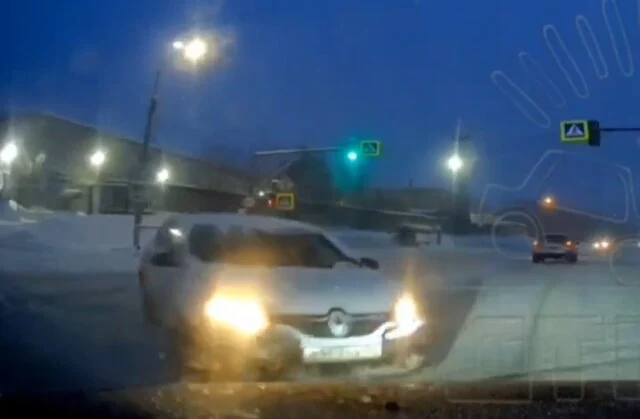  Авария на перекрестке в Мурманске: водитель автомобиля Renault пытался повернуть налево