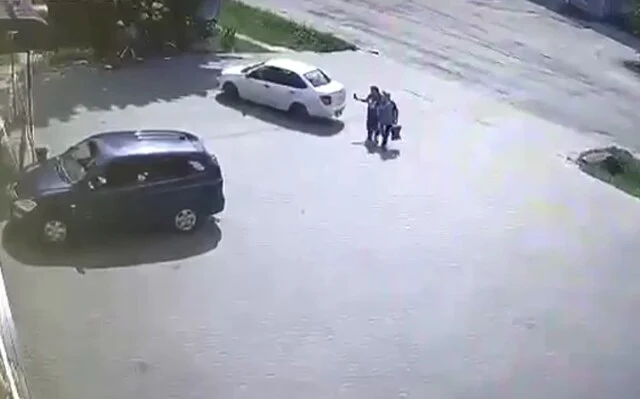 	В Вельске водитель «Лады» при движении задним ходом сбил двух женщин