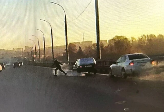  «Едва успел отбежать»: «Лада» и Subaru столкнулись на Бугринском мосту в Новосибирске