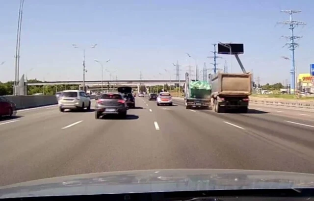  «Нежданчик» на МКАД: таксист спровоцировал ДТП, пытаясь объехать стоящий автомобиль