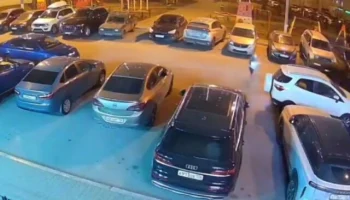 	В Воронеже мальчик выбежал из-за припаркованного кроссовера и попал под колеса автомобиля
