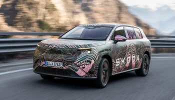 Флагманский кроссовер Skoda Peaq: новые официальные фото и характеристики