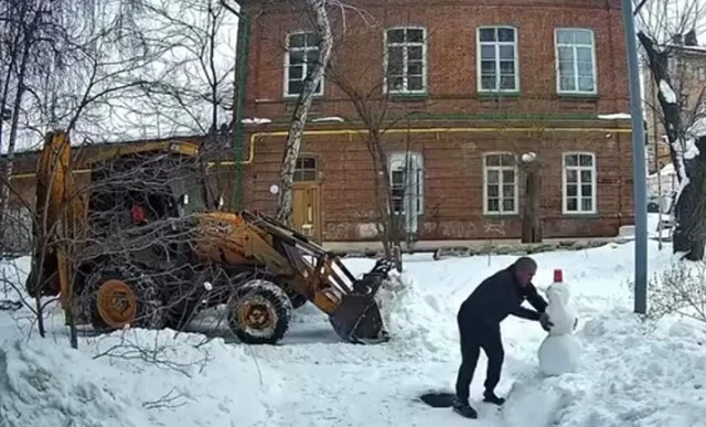  В Оренбурге водитель снегоуборочной техники &laquo;спас&raquo; снеговика