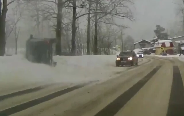  &laquo;Поставили машину на колёса и поехали дальше&raquo;: &laquo;Нива&raquo; опрокинулась на одной из улиц в Кирове