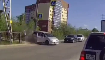  В Якутске оставленный в машине ребенок сел за руль и устроил ДТП