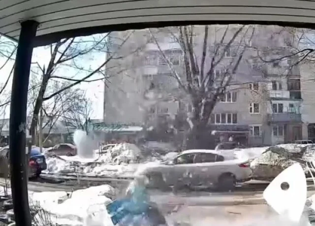  В Семёнове пожилая женщина едва не погибла под снежной глыбой, рухнувшей с крыши