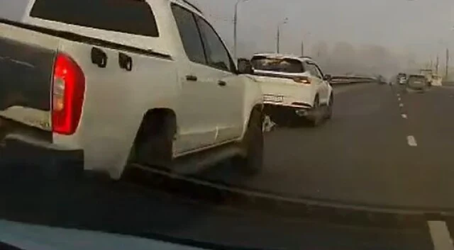  На Октябрьском мосту в Красноярске водитель кроссовера решил поиграть в &laquo;шашки&raquo; за рулем и попал