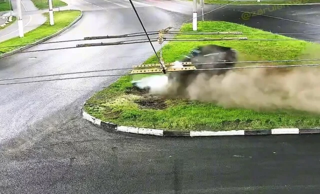  В Чебоксарах 19-летний пьяный водитель разбил свой Mitsubishi Lancer, устроив эффектный полёт на