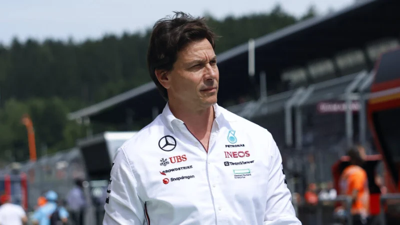 Официально: Тото Вольф продал часть акций Mercedes