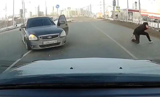  В Омске водителя выбросило из машины во время ДТП