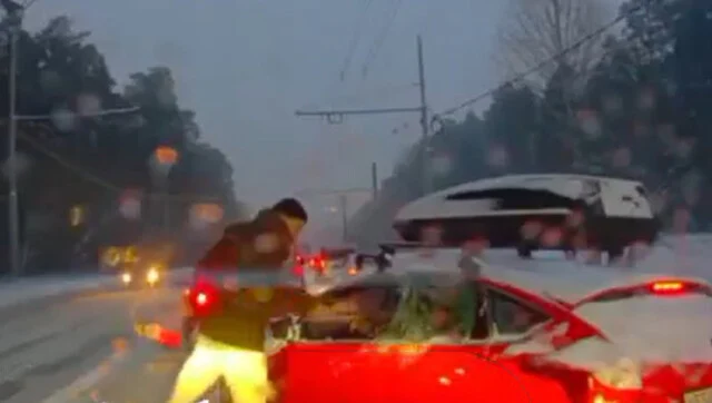  В Екатеринбурге неадекват на BMW пытался скрыться с места ДТП, после чего напал на водителя с мо