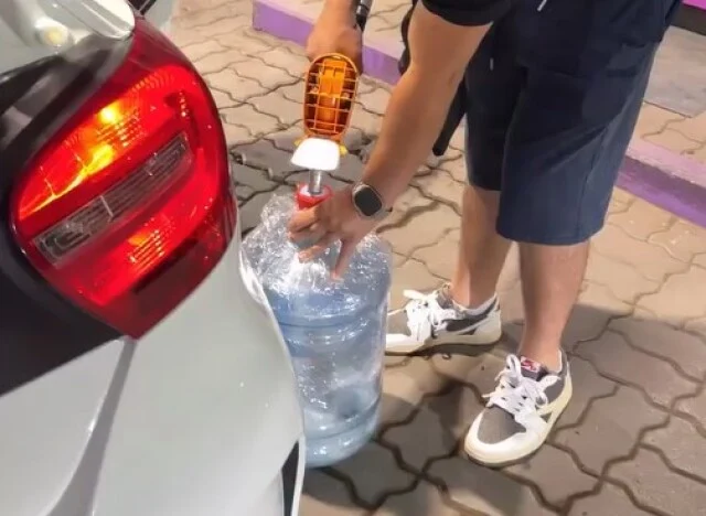  &laquo;Это фиаско, братан!&raquo;: в Сочи водитель пытался наполнить бензином бутыль для воды