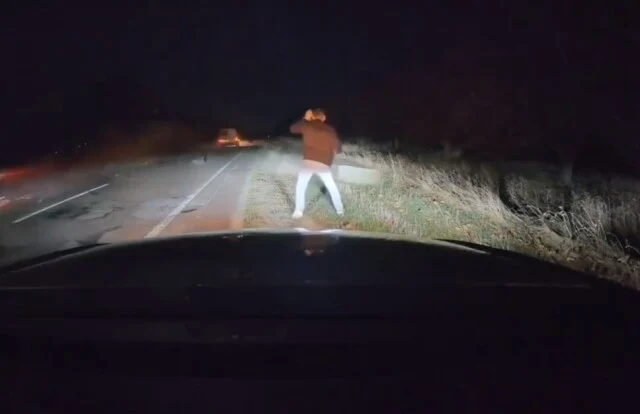  На Кубани отлетевшее колесо едва не покалечило стоящих на обочине людей