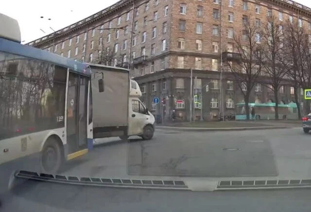  В Петербурге водитель &laquo;Газели&raquo; решил повернуть направо с левой полосы и столкнулся с троллейбусо