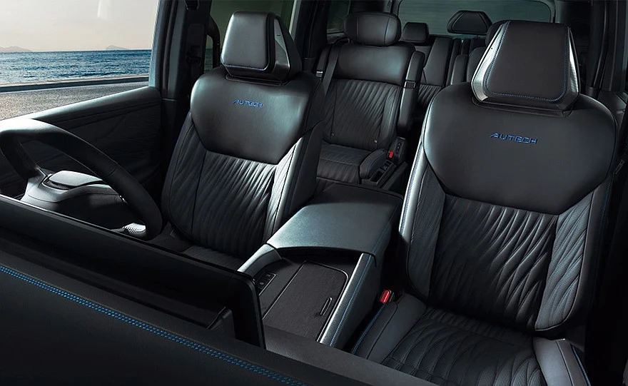 На фото: салон нового Nissan Elgrand Autech