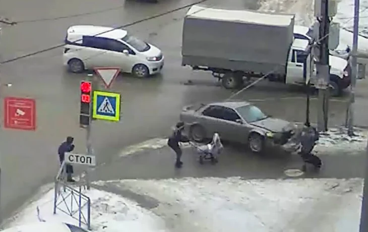 	В Новосибирске в результате ДТП автомобиль вылетел на тротуар и едва не сбил пешеходов