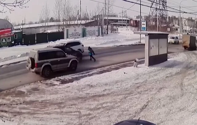  В Новосибирске 13-летний мальчик пытался перебежать дорогу и попал под машину