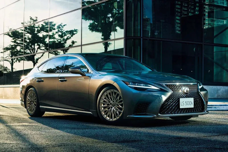 Флагманский седан Lexus LS получил несколько обновок, цены известны