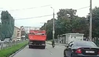  Водитель КамАЗа снес мопедиста на одной из улиц Тольятти
