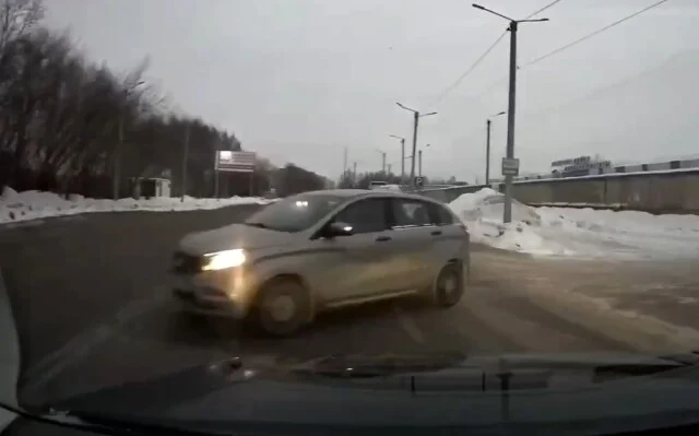  «Чудом ушел от удара»: водитель «Лады» едва не спровоцировал ДТП в Кирове