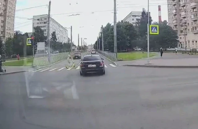  В Петербурге водитель автомобиля поворачивал налево и сбил самокатчика