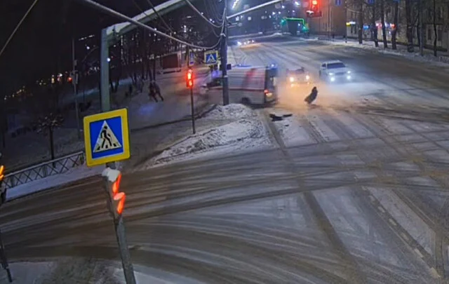  Скорая едва не сбила пешеходов в результате ДТП на перекрестке в Ярославле