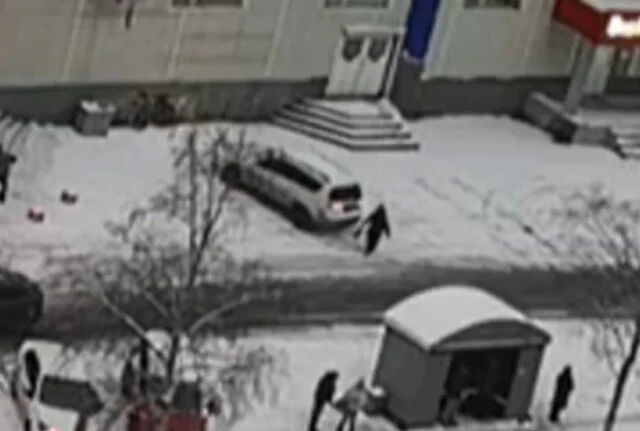  Момент наезда автомобилем на женщину в Северодвинске попал в объектив камеры