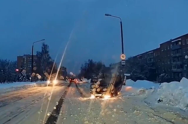  В Сарове автомобиль наехал на снежный бруствер и перевернулся