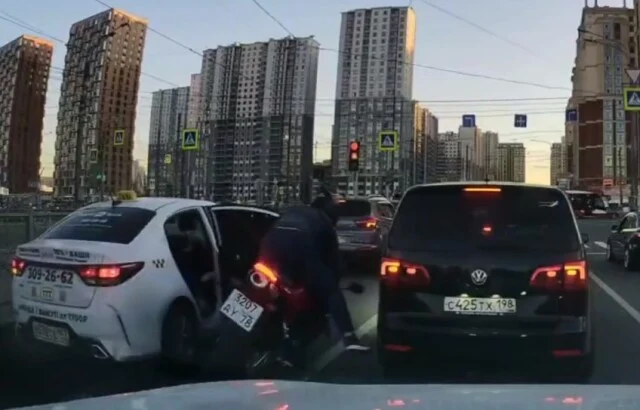  В Петербурге пьяная пассажирка пыталась выйти из такси и подбила мотоциклиста