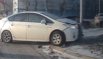  В Красноярске пьяный водитель «Приуса» не вписался в поворот и врезался в столб