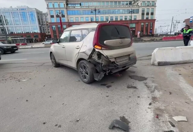 	«Размахивал пистолетом»: в Петербурге пьяный водитель устроил ДТП и скрылся