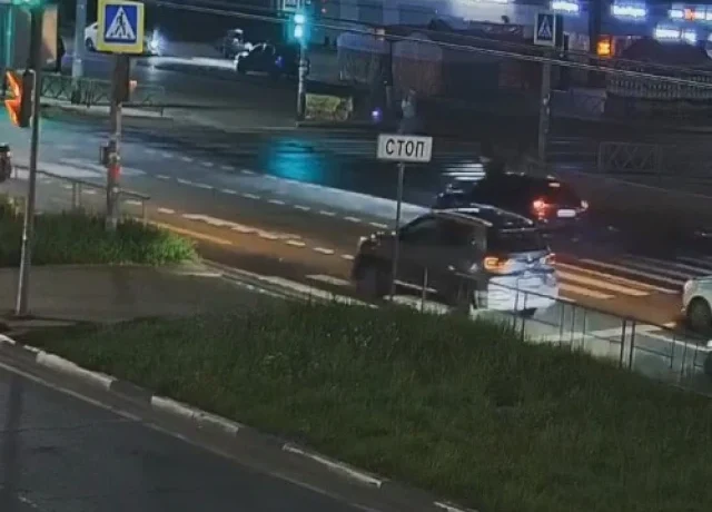  В Ярославле мужчина переходил дорогу на красный и был сбит автомобилем