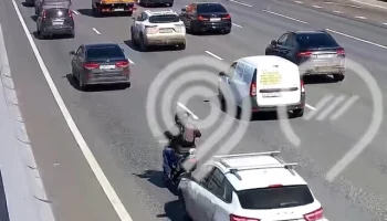 	На МКАД водитель легкового автомобиля отвлекся на телефон и въехал в мотоцикл