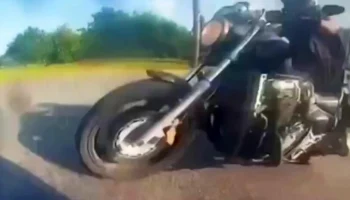  Каршеринговый автомобиль не уступил дорогу мотоциклу в Петербурге: байкер погиб