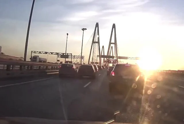  &laquo;Ослепило солнце&raquo;: массовое ДТП произошло перед Вантовым мостом в Санкт-Петербурге