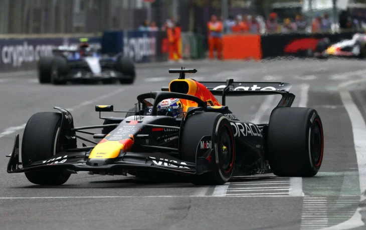 Макс Ферстаппен выиграл гонку в Баку с Большим Шлемом, Пиастри сошёл