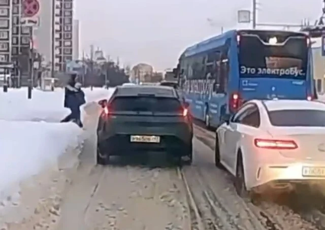  В Москве мужчина с ребенком спешил на электробус и попал под колеса автомобиля