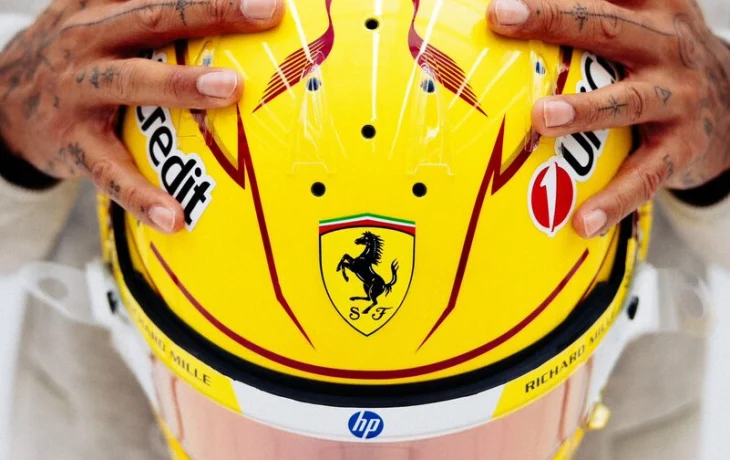 Льюис Хэмилтон показал новый шлем для выступлений за Ferrari