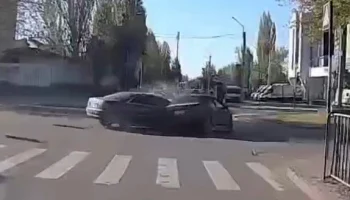  &laquo;До зелёного оставалась одна секунда&raquo;: два автомобиля столкнулись на перекрестке в Луганске